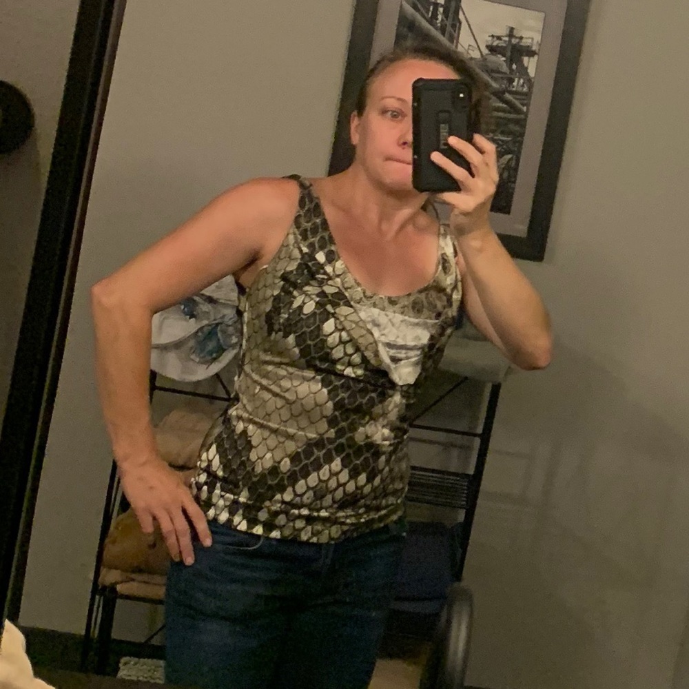 Sleeveless dress shirt